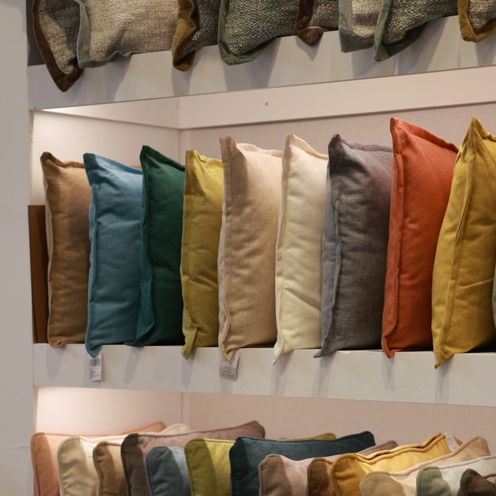 Colección de diferentes cojines coloridos