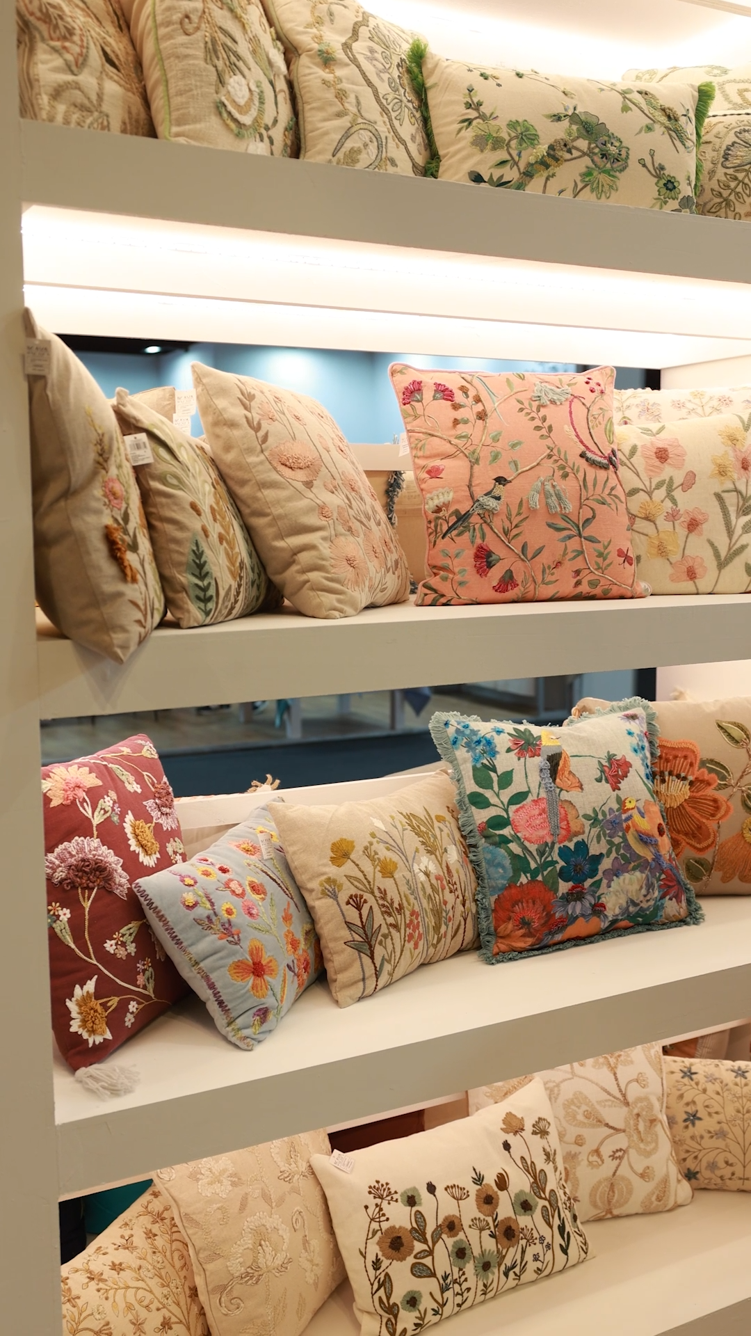 Estantería con cojines bordados con elementos naturales
